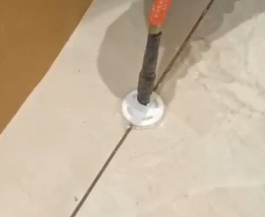 申扎瓷砖空鼓维修公司专业解答瓷砖在铺贴过程中，如果没有涂抹均匀到位的粘结材料（如水泥砂浆或瓷砖胶），可能会导致以下问题
