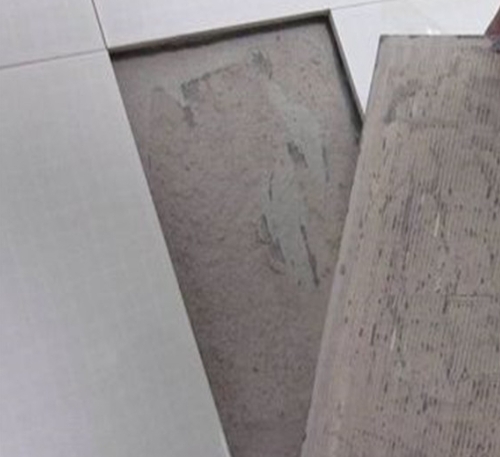 申扎瓷砖空鼓维修公司分享瓷砖铺贴时如果打浆（即涂抹在瓷砖背面和基层上的砂浆或瓷砖胶）过少，会带来以下问题